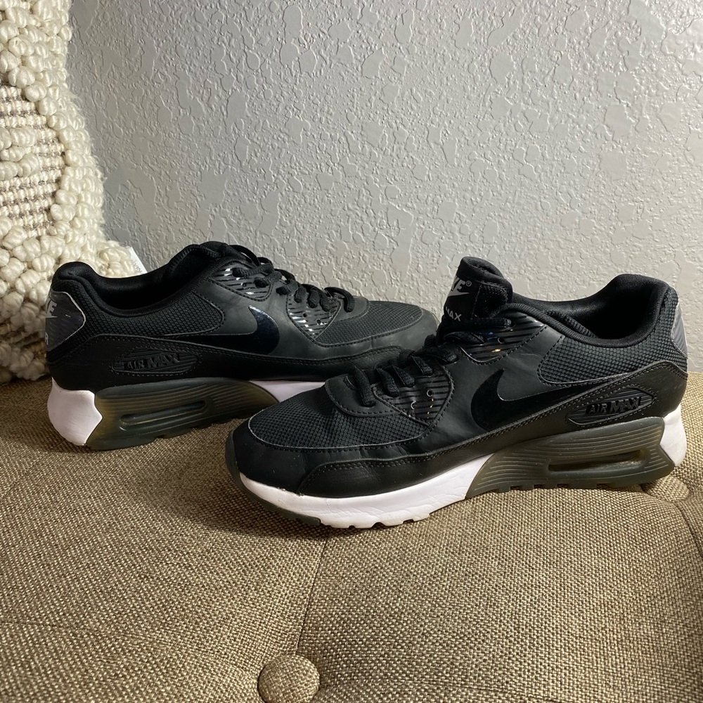 Black Nike air max